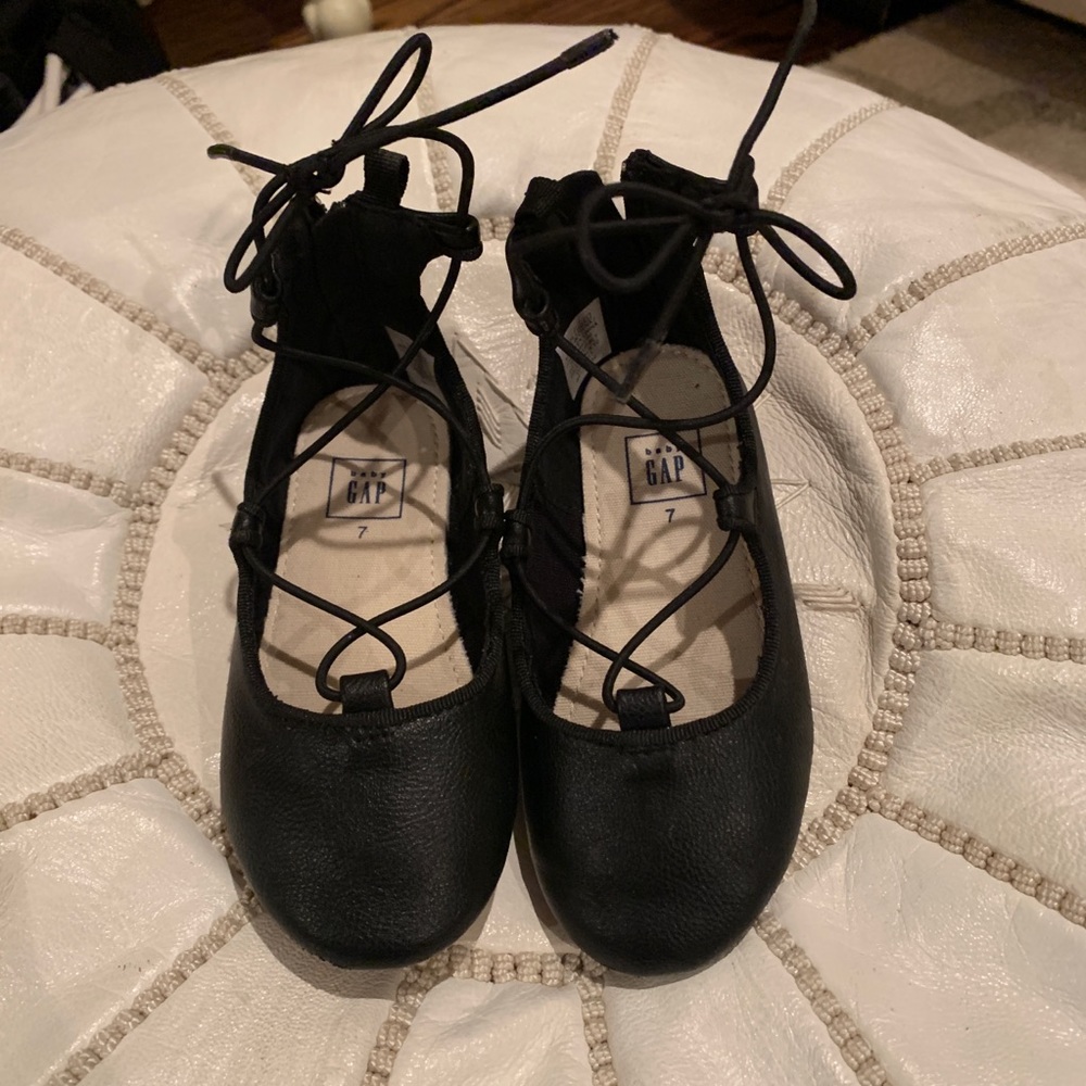Gap Black lace up ballet flat shoes w zipper. Sz 7